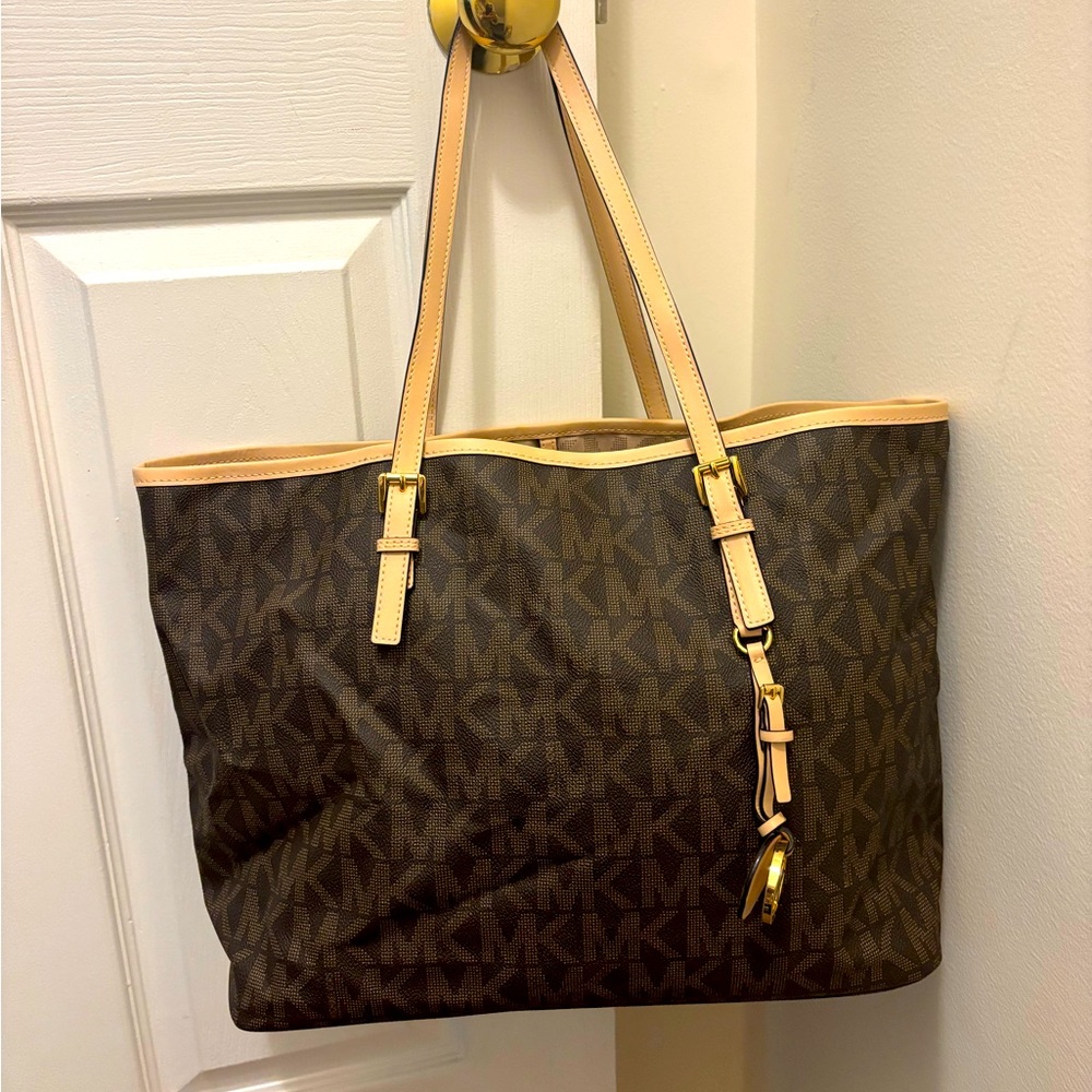 Michael Kors Monogram Signature Jet Set Tote